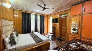 Deluxe Triple Room, Balcony | Free WiFi - Behtereen Resort (Srinagar)