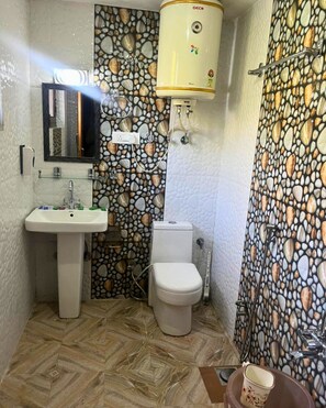 Deluxe Double Room, Balcony | Bathroom - Behtereen Resort (Srinagar)