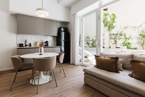 Comfort Design and a Terrace Facing the Turia Gardens in Valencia
