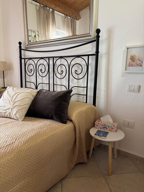 Tabla de planchar con plancha, wifi gratis y ropa de cama