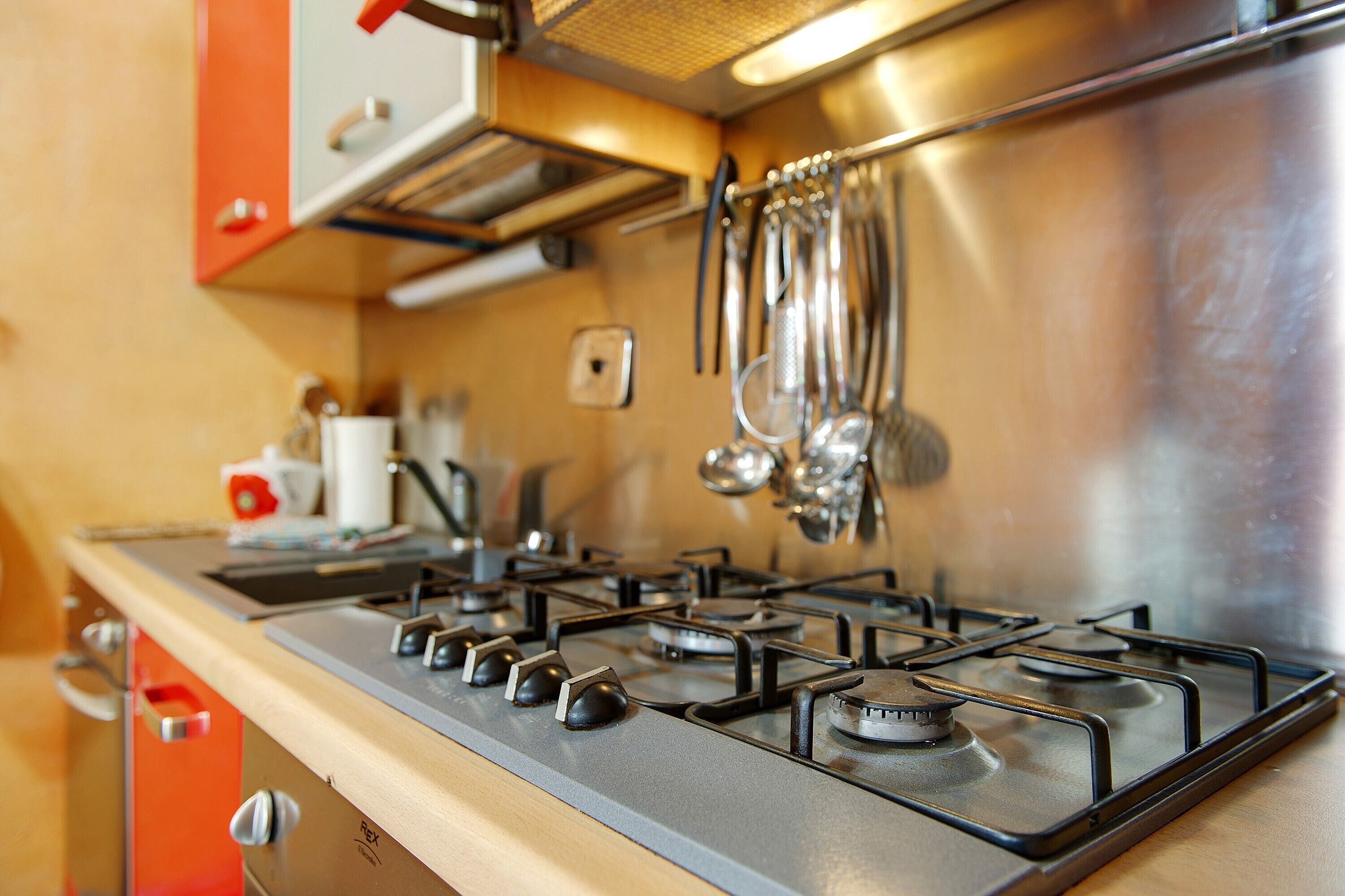 Cafetera o tetera, frigorífico, horno y placa de cocina