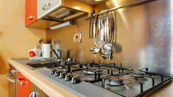 Cafetera o tetera, frigorífico, horno y placa de cocina