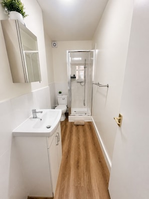 Shower, hair dryer, towels, soap - Private London Studio | Near Tube, Markets & Nightlife, Fast WiFi (London)