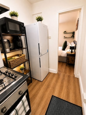 Private kitchen - Private London Studio | Near Tube, Markets & Nightlife, Fast WiFi (London)