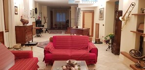 Living area - "Sul corso" Atessa Elegant Two-Story Apartment for 9 Guests (Atessa)