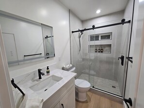 Douche, sèche-cheveux, serviettes fournies, savon