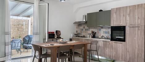 Coffee/tea maker, fridge, microwave, oven