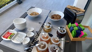 A table set with bowls of granola, jars of honey, and a tray of colorful socks. - Between Sea and Pine Forest (Pool, Spa Jacuzzi, Sauna) – Aubergine Room (Bandol)