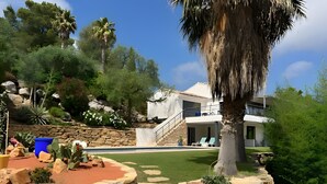 A modern house with a stone pathway, a pool, and a well-maintained garden. - Between Sea and Pine Forest (Pool, Spa Jacuzzi, Sauna) – Aubergine Room (Bandol)