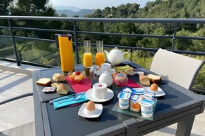 Outdoor dining - Between Sea and Pine Forest (Pool, Spa-Jacuzzi, Sauna) – Azur Room (Bandol)