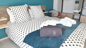 WiFi, bed sheets