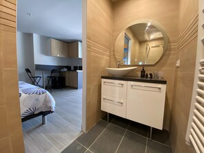 Room - Between Sea and Pine Forest (Pool, Jacuzzi Spa, Sauna) – Caramel Room (Bandol)