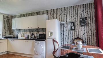 Dishwasher, cookware/dishes/utensils