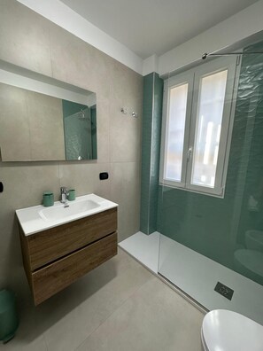 Shower, hair dryer, bidet, towels - Vrbo Property (Ercolano)