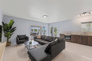 Living area - Vrbo Property (Willemstad)