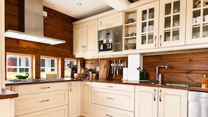 Une cuisine avec des meubles de rangement en bois, une cuisinière, un évier et un lave-vaisselle.