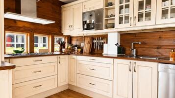 Coffee/tea maker, fridge, oven, dishwasher