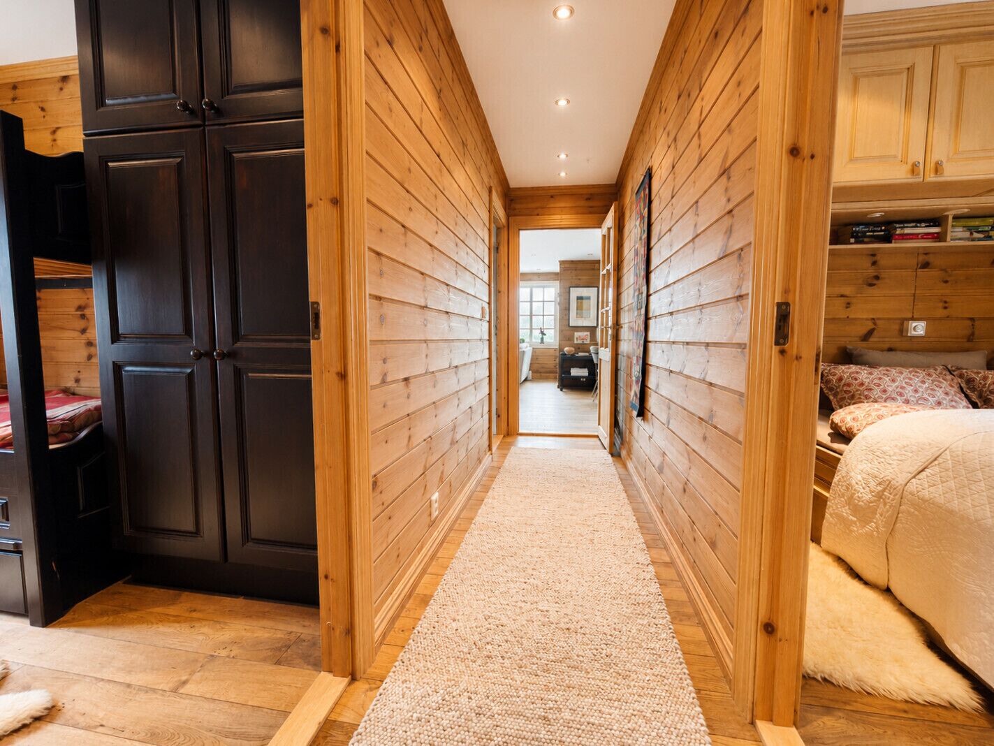 4 bedrooms, WiFi (free), bed sheets