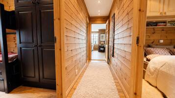 4 bedrooms, WiFi (free), bed sheets