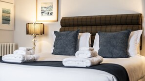 Room - Beautiful Cairns Farmhouse, Kirknewton, just outside Edinburgh. (Kirknewton)