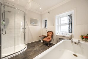 Bathroom - Beautiful Cairns Farmhouse, Kirknewton, just outside Edinburgh. (Kirknewton)