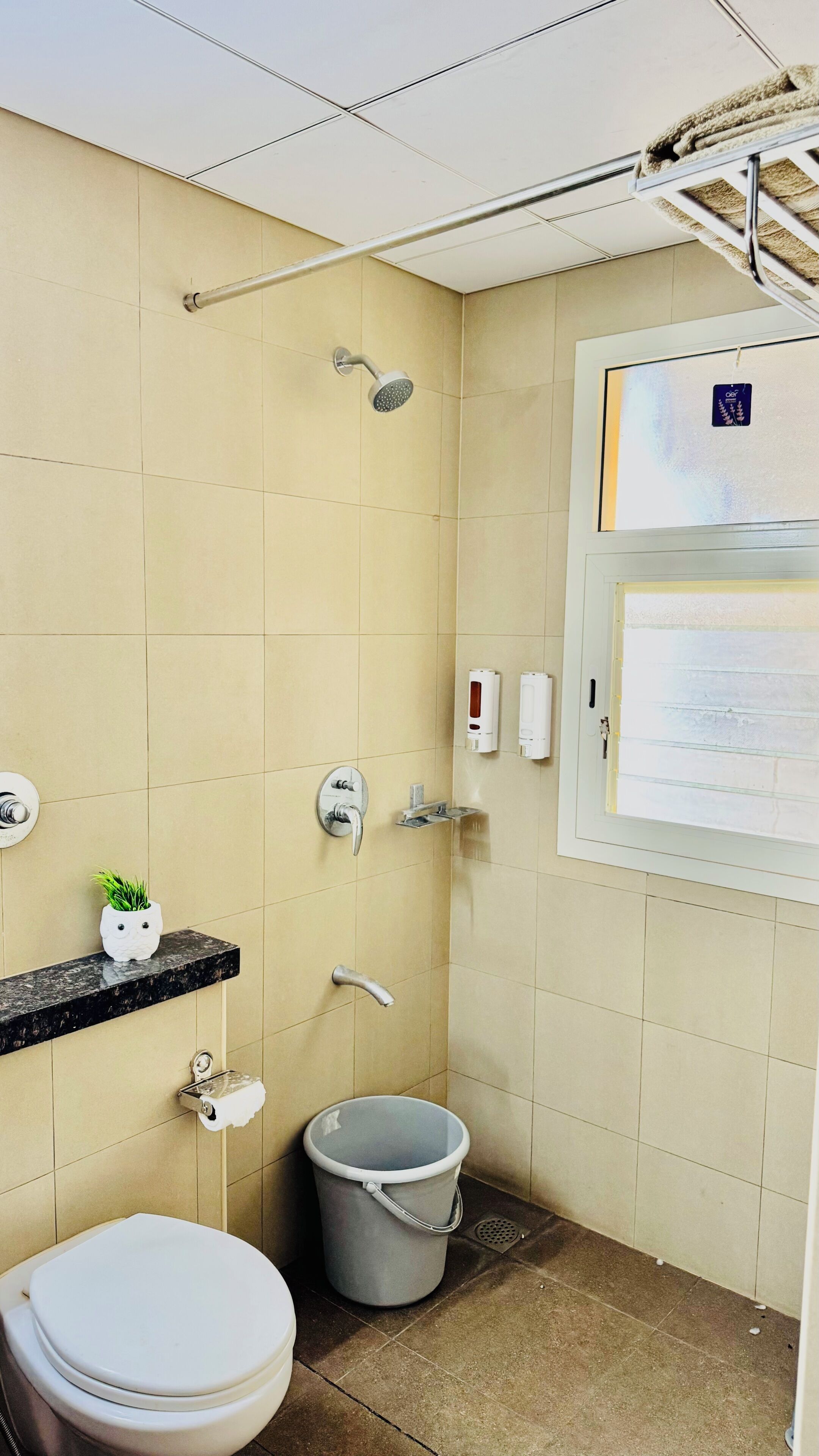 Une salle de bain équipée de toilettes, d’un bidet et d’une douche.