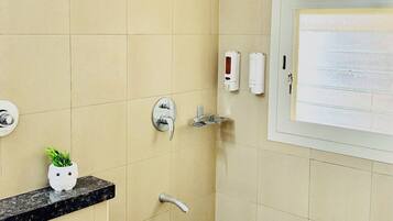 Une salle de bain équipée de toilettes, d’un bidet et d’une douche.