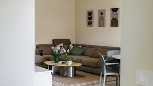 Uma sala de estar moderna com sofá, mesa de centro e cadeiras.