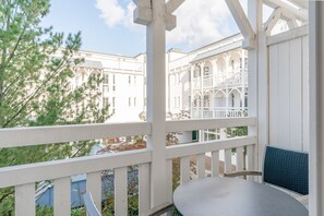A balcony with a table and chairs, overlooking a building with balconies and a clear sky. - Schone Ferienwohnung in Sellin mit Balkon (Sellin)