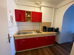 Wasserkocher mit Kaffee-/Teezubehör, Kühlschrank, Mikrowelle, Herdplatte