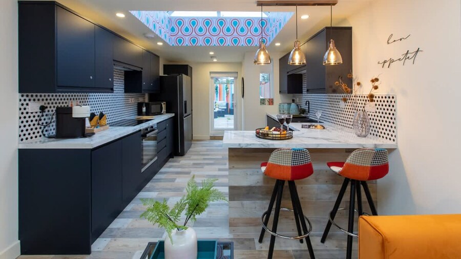 Stylish 5bed 5 Bath House On Street Parking Garden