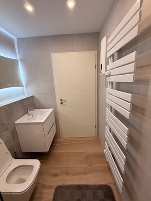 Shower, hair dryer, towels, soap - RM Apartments Bochum (Bochum)