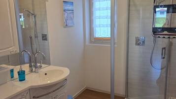 Dusche, Haartrockner, Handtücher