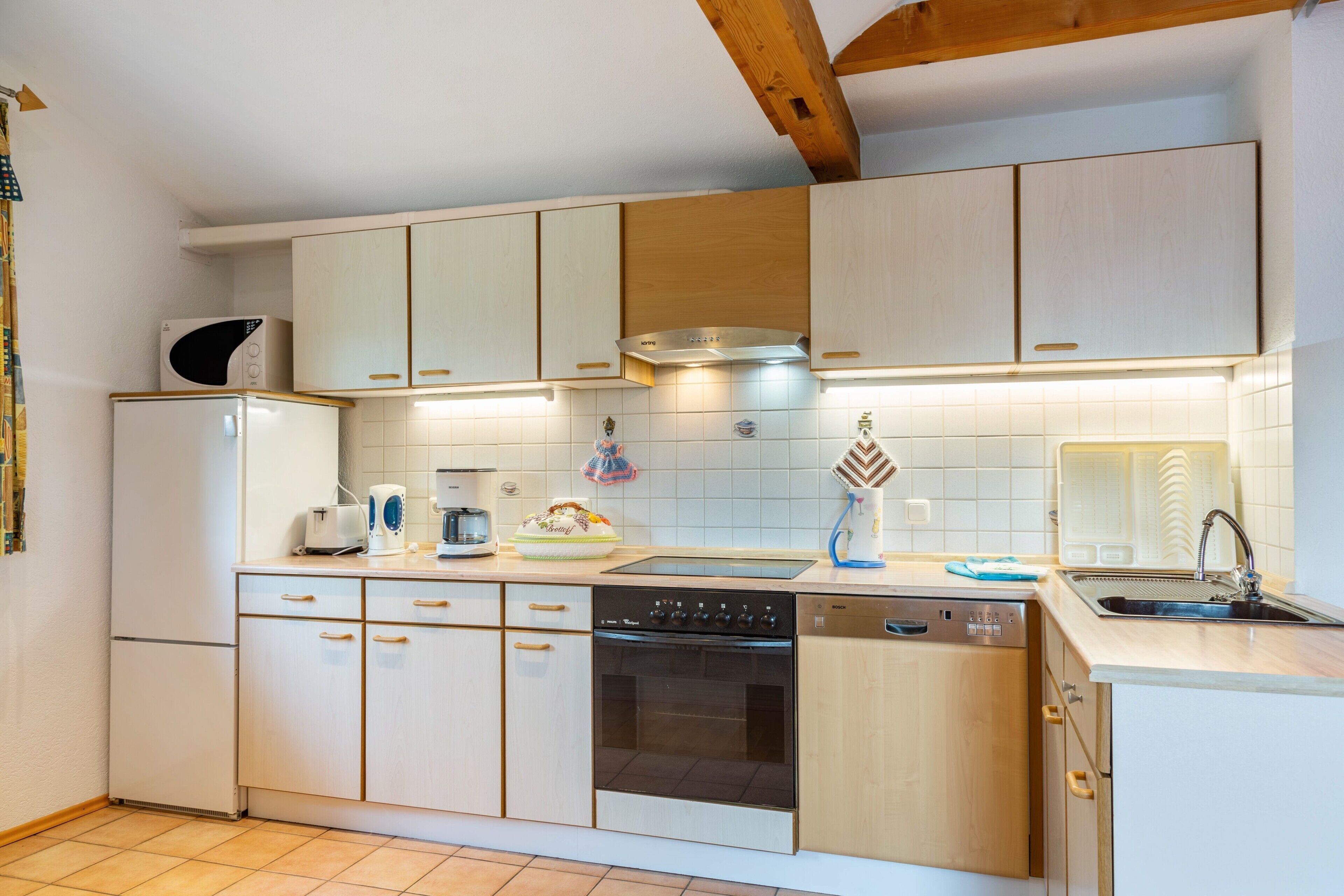 Wasserkocher mit Kaffee-/Teezubehör, Kühlschrank, Mikrowelle, Ofen