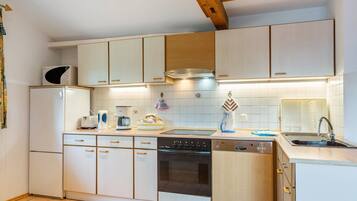 Wasserkocher mit Kaffee-/Teezubehör, Kühlschrank, Mikrowelle, Ofen