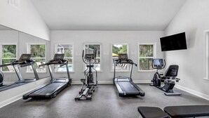 Una palestra attrezzata con tapis roulant, ellittiche e un vogatore.