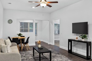 Smart TV, offices - Cozy 2BR Stay with Modern Comforts (Savannah)