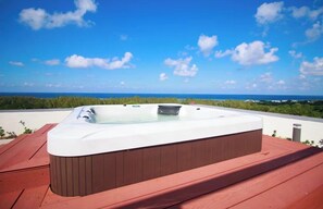 Outdoor spa tub - Luxury Condo in Montego Bay, Rooftop Pool Access (St. James Parish)