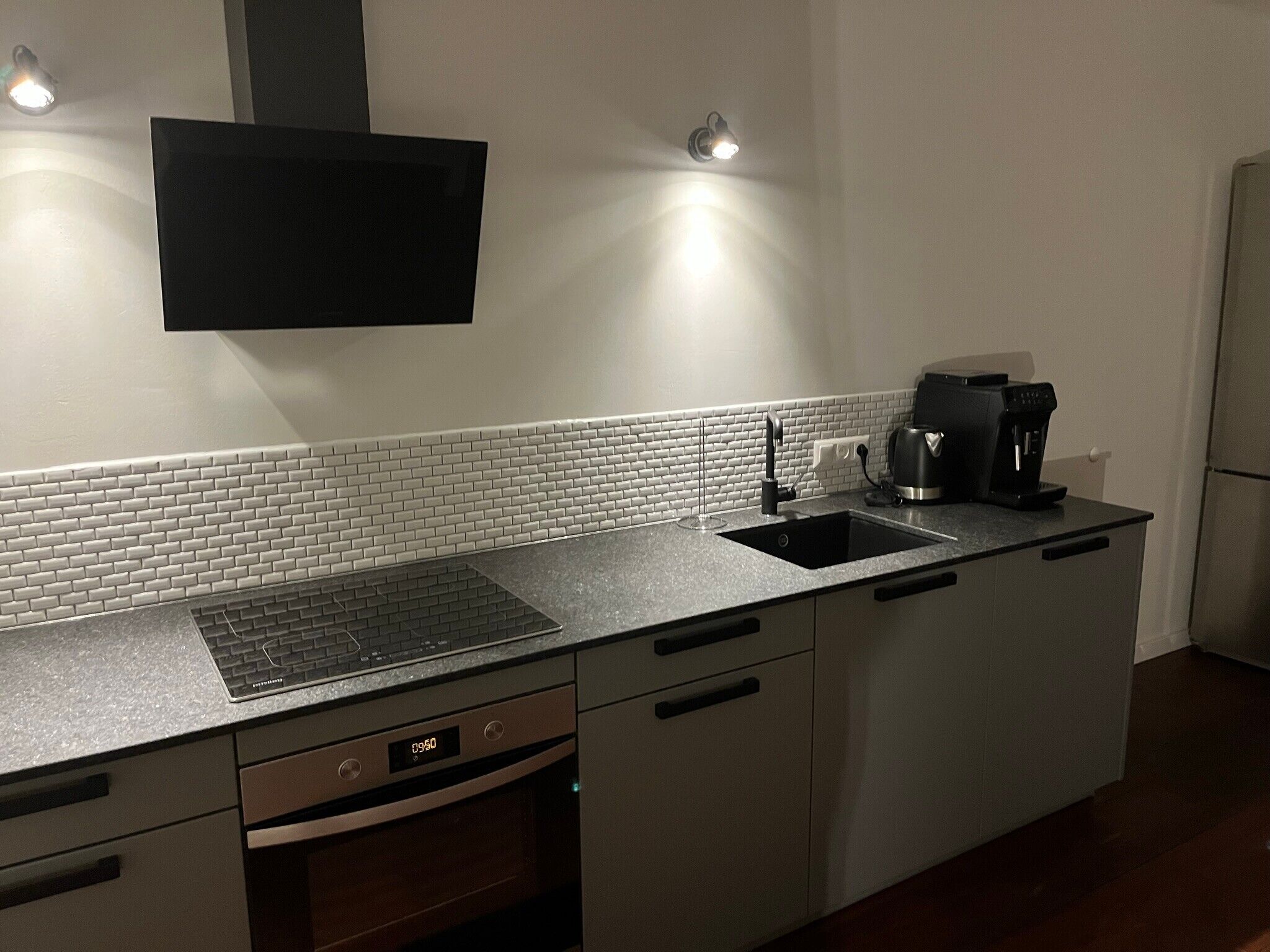 Kühlschrank, Mikrowelle, Ofen, Herdplatte