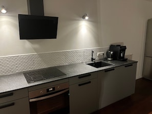 Frigorífico, microondas, horno y placa de cocina
