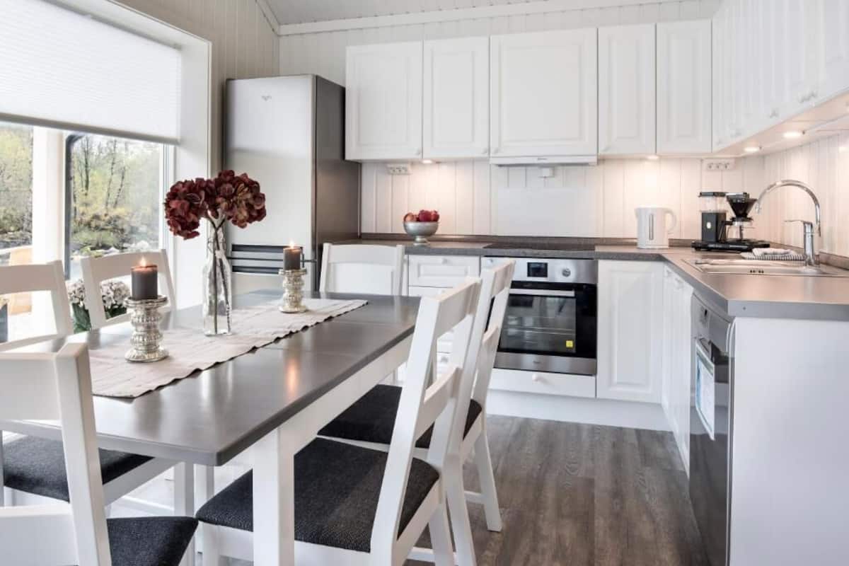 Premium Cabin, River View | Private kitchen | Highchair