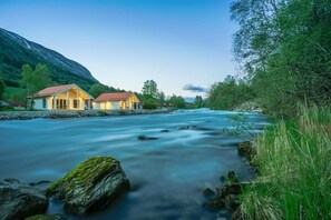 Premium-Ferienhütte, Flussblick | Aussenbereich