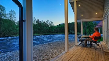 Kabin Premium, pemandangan sungai | Tempat makan outdoor