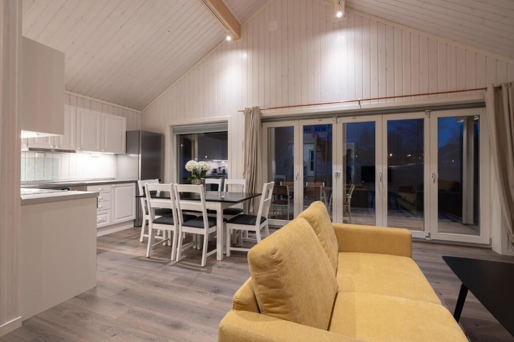 Un intérieur moderne comprenant un coin repas, une cuisine et un canapé.