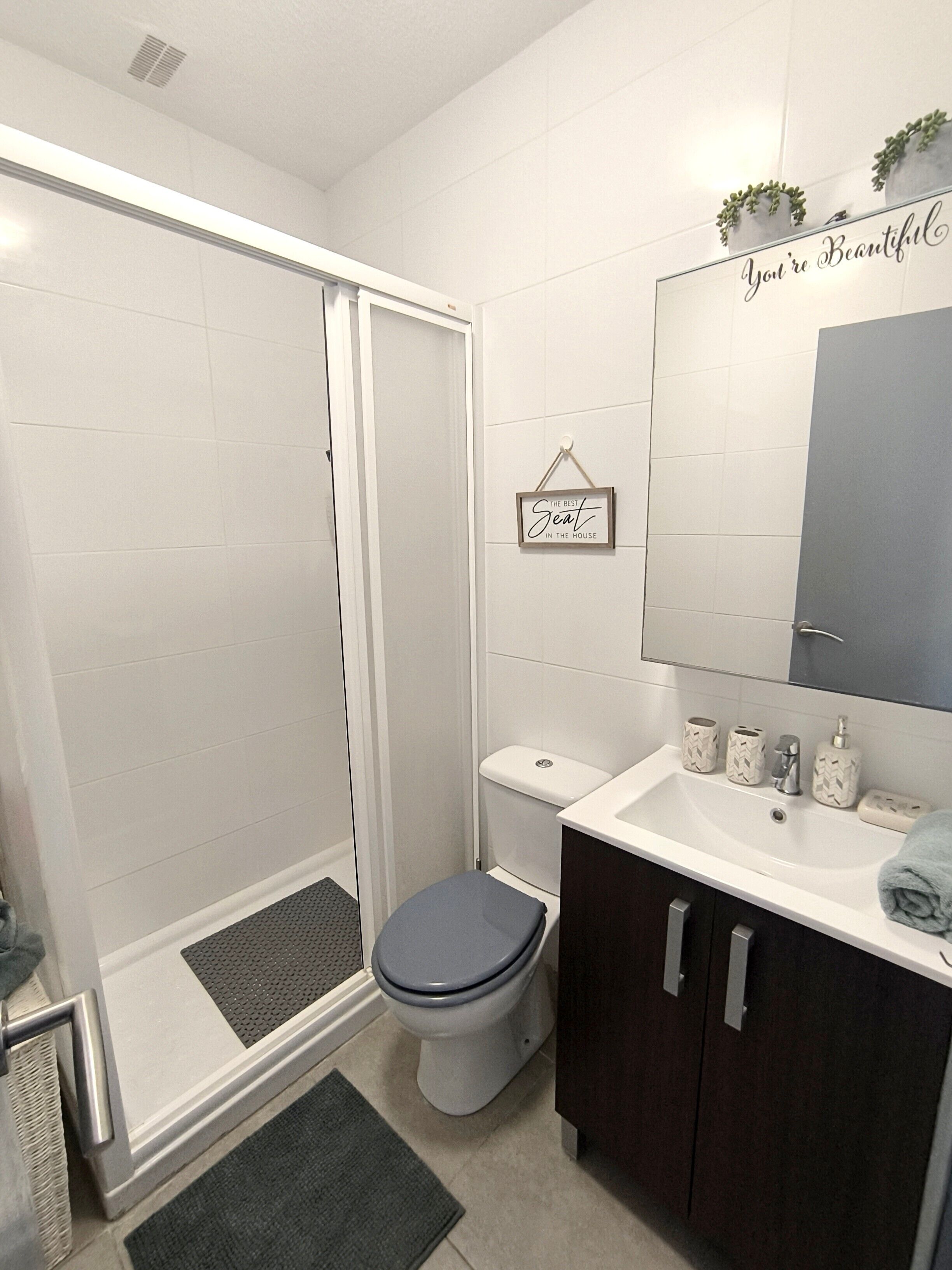 Een douche, een haardroger, handdoeken