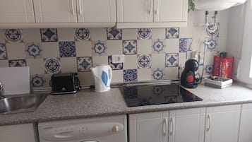 Een koelkast, een magnetron, een kookplaat