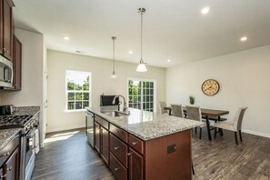 Coffee/tea maker, fridge, microwave, oven - Misty's Place- Pool, pet friendly, gym, movie room and more! (Raleigh)