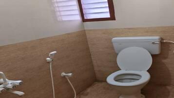 Deluxe Room | Bathroom | Shower, free toiletries, towels