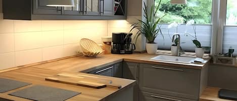 Cafetera/tetera, refrigerador, microondas, horno