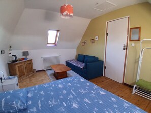 1 bedroom, iron/ironing board, Internet, bed sheets - "A babord" Room, in a charming house, 2.5 km from the ocean, Finistère (Plouhinec)